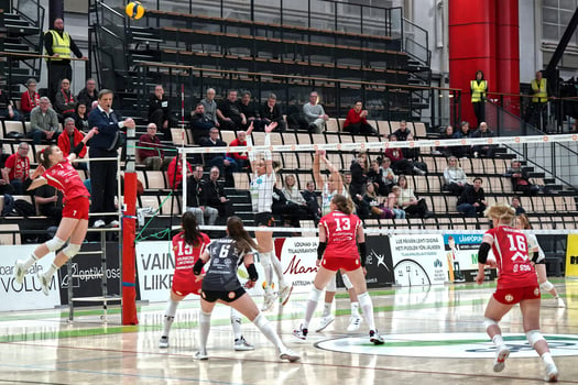 Volleyball professional Saana Lindgren attacking